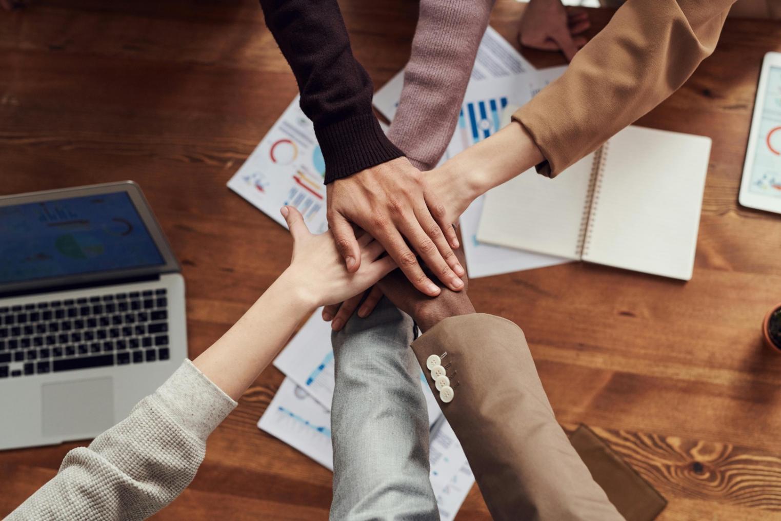 Espace de travail avec documents fiscaux et analyses financières